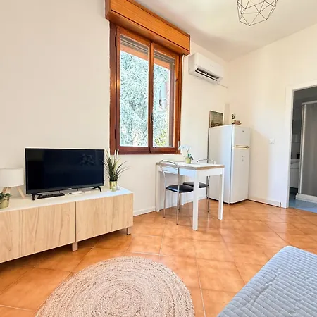 Guesthost - Policlinico Cozy With Parking Appartement *