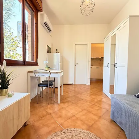 Guesthost - Policlinico Cozy With Parking Appartement *