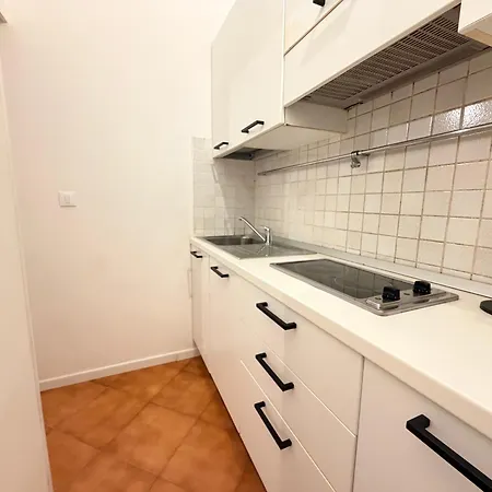 Guesthost - Policlinico Cozy With Parking Appartement