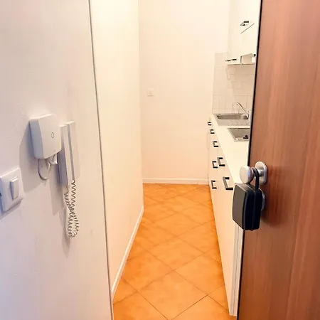 Guesthost - Policlinico Cozy With Parking