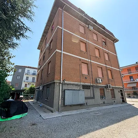 Guesthost - Policlinico Cozy With Parking モデナ